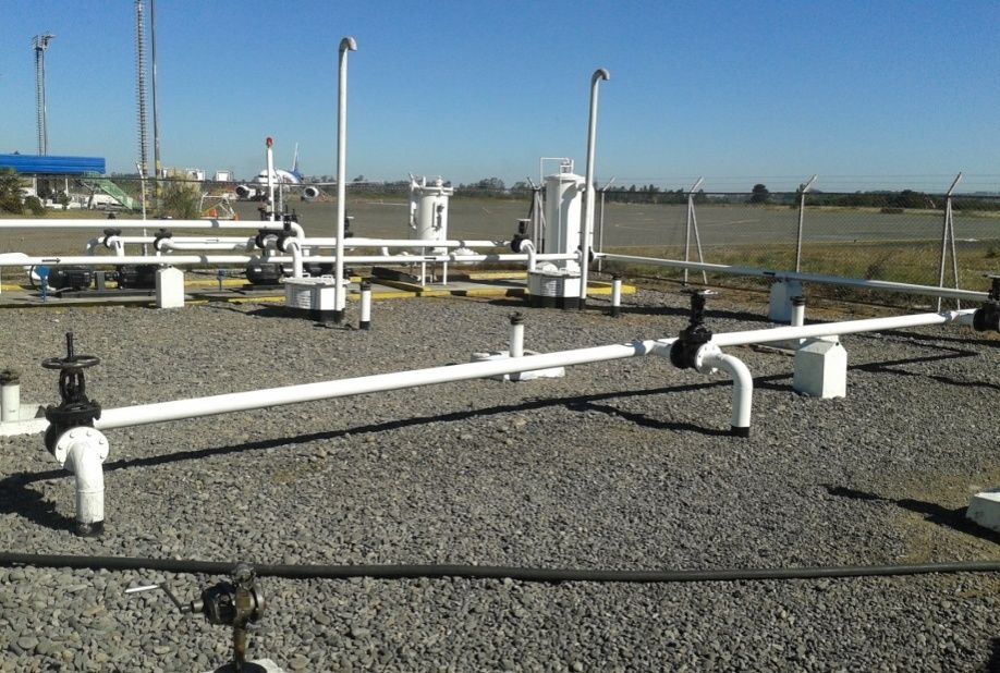 Instalación de combustible JET A-1 en aeropuerto, con aeronave al fondo