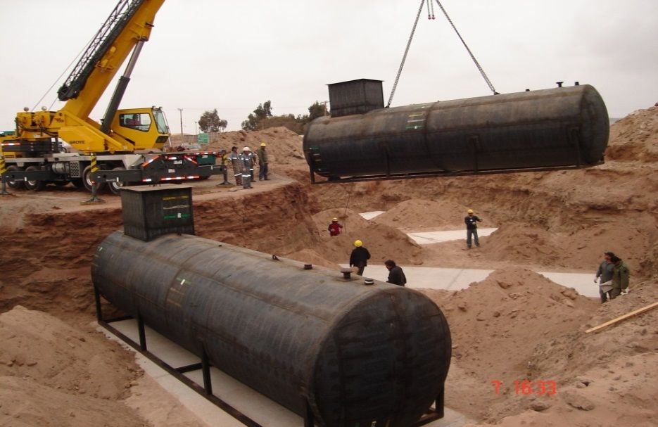 Montaje de estanques de combustible con grúa en excavación