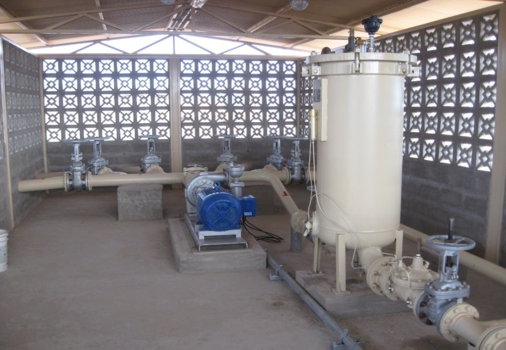 Sala de bombas con equipo de filtración y válvulas